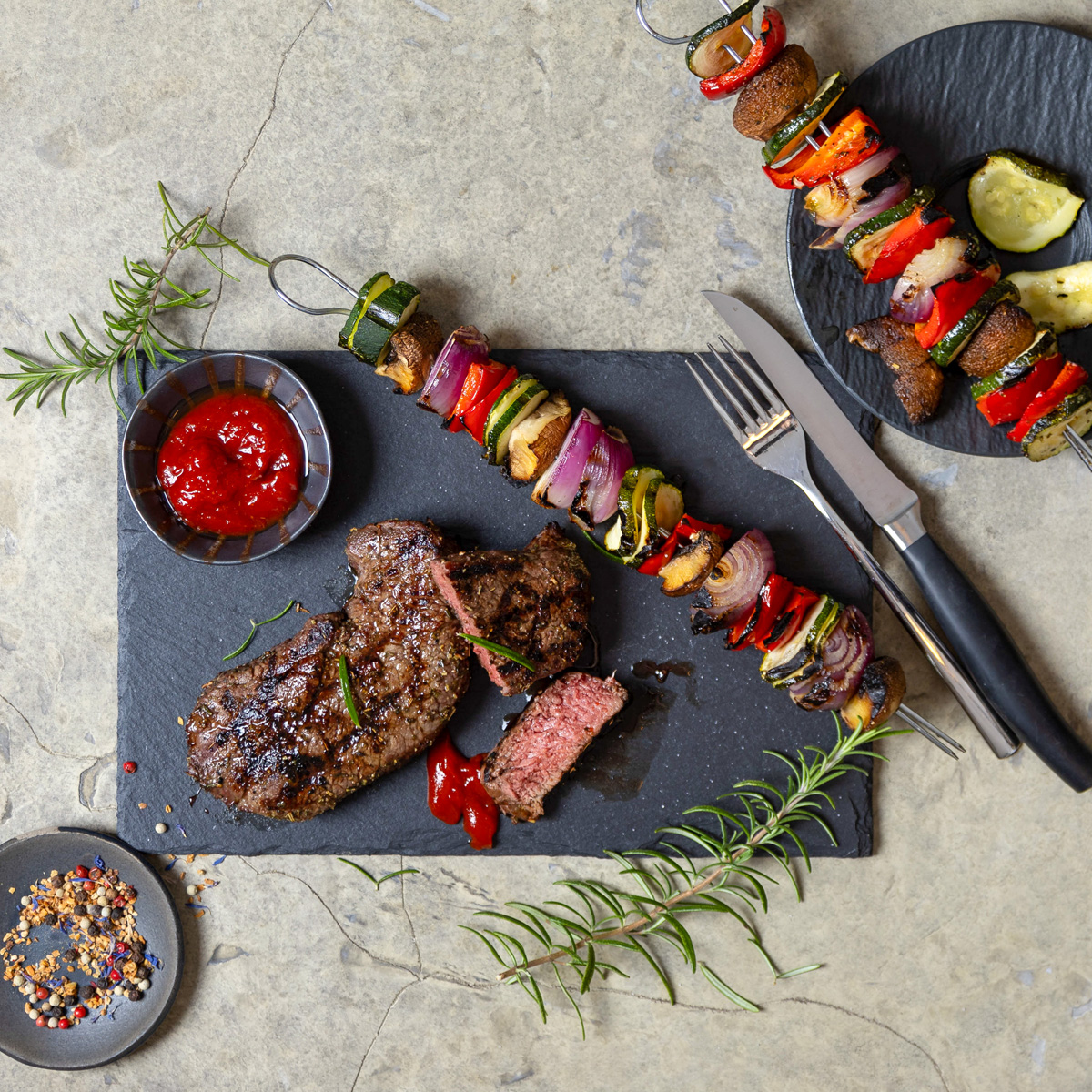 BBQ-Pfeffersteak mit Gemüsespießen und Tomaten Chili Sauce