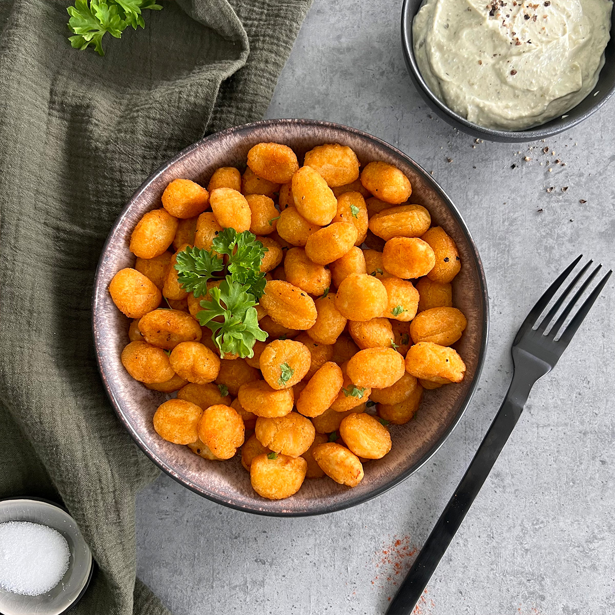 knusprige Gnocchi mit Pesto Ricotta Dip