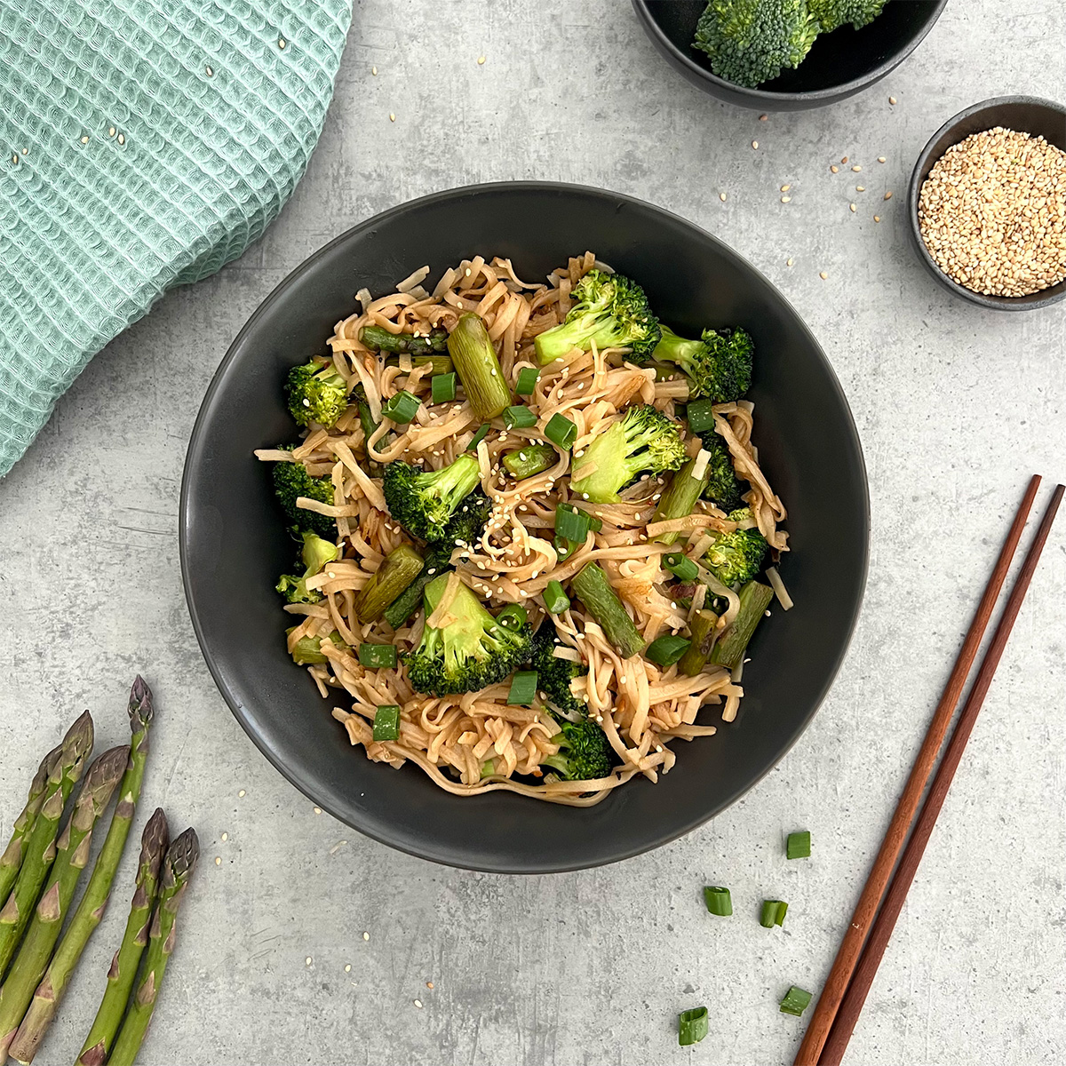 Asiatische Spargel Brokkoli Nudeln