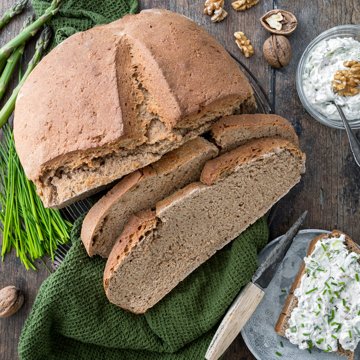 Spargel Walnuss Dip mit Roggenmischbrot