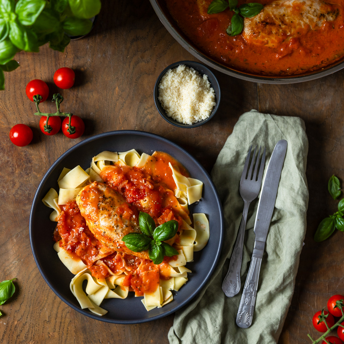 Hähnchenbrust in cremiger Tomatensauce