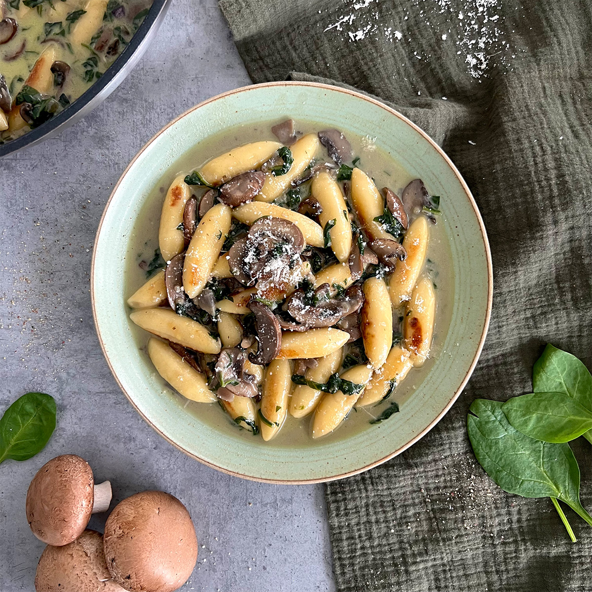 Spinat und Champignon Schupfnudel Pfanne