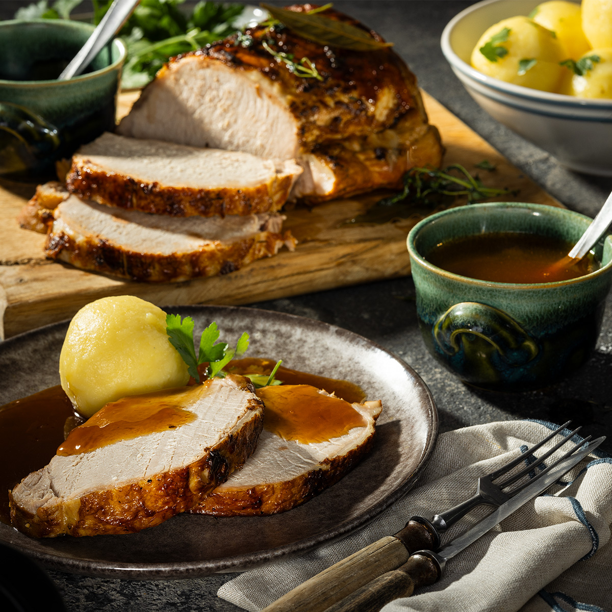 Saftiger Schweinebraten mit Sauce