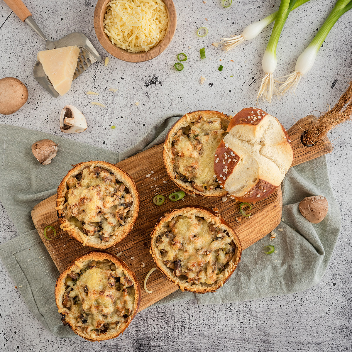 Gefüllte Laugenbrötchen mit Champignons