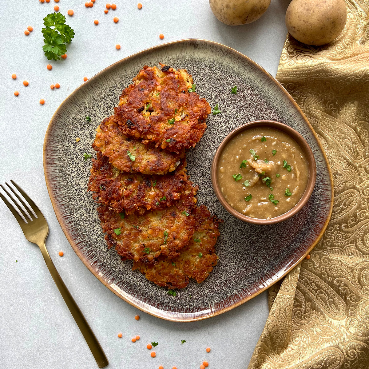 Kartoffel Linsen Röstis mit Knoblauch Tahina Dip
