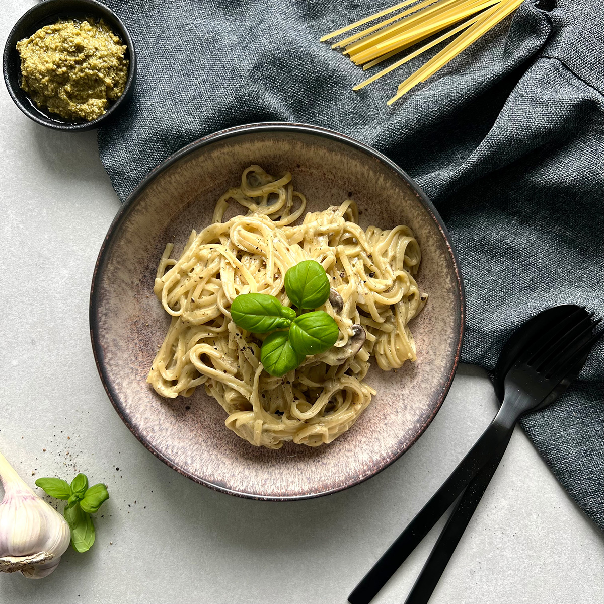 One Pot Pilz Pesto Linguine