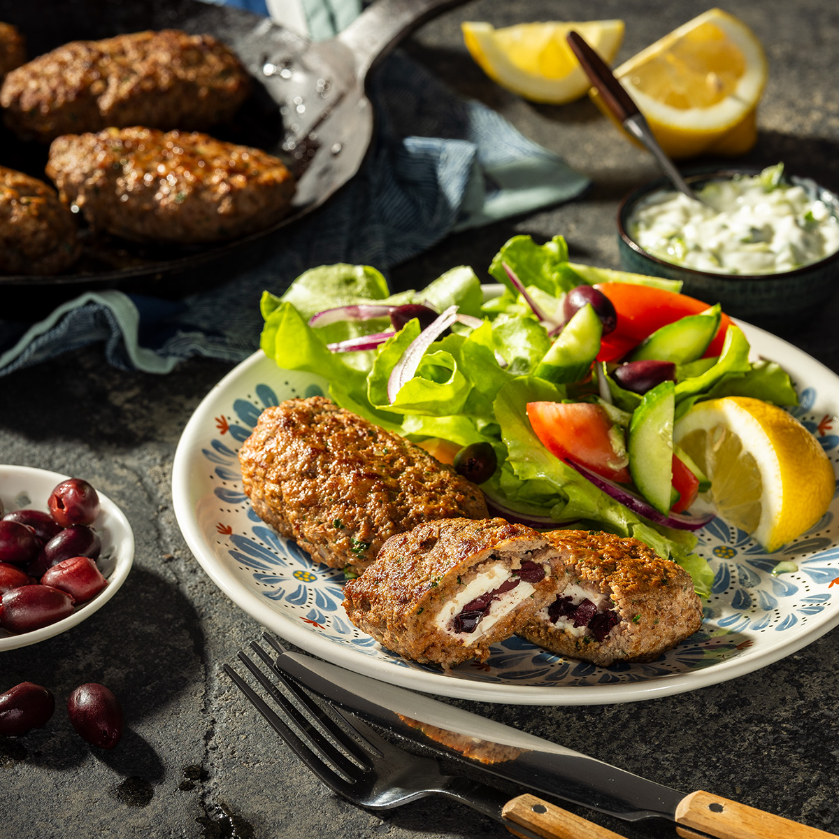 Bifteki mit Feta-Oliven Füllung