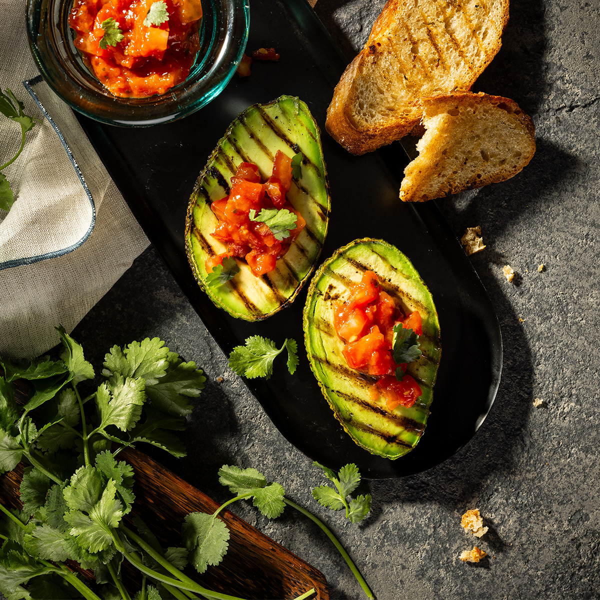 gegrillte Avocado mit Pico de Gallo Salsa
