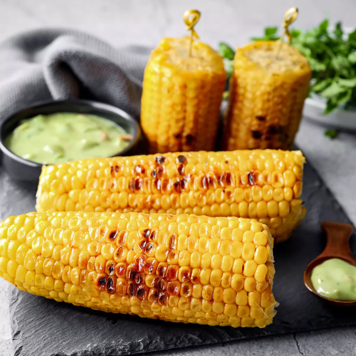 BBQ-Mais mit Guacamole Dip