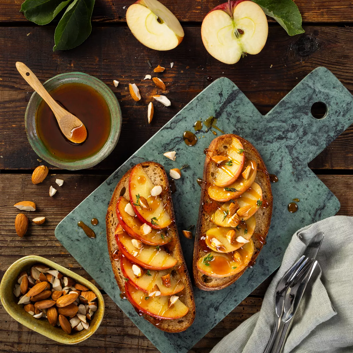 Brot mit Apfel Mandel Belag