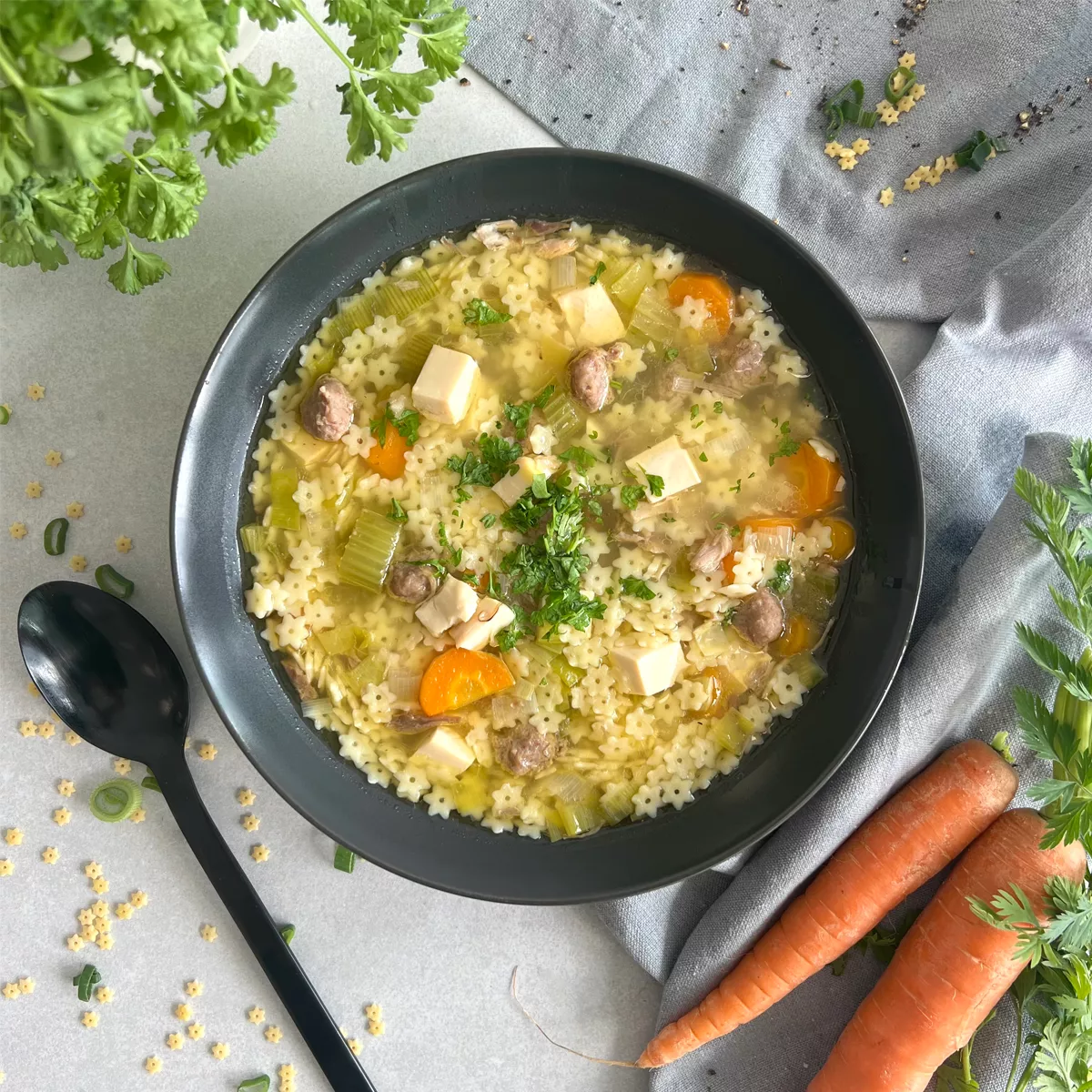 Erkältunsgsuppe: Hühnersuppe mit Eierstich und Klößchen