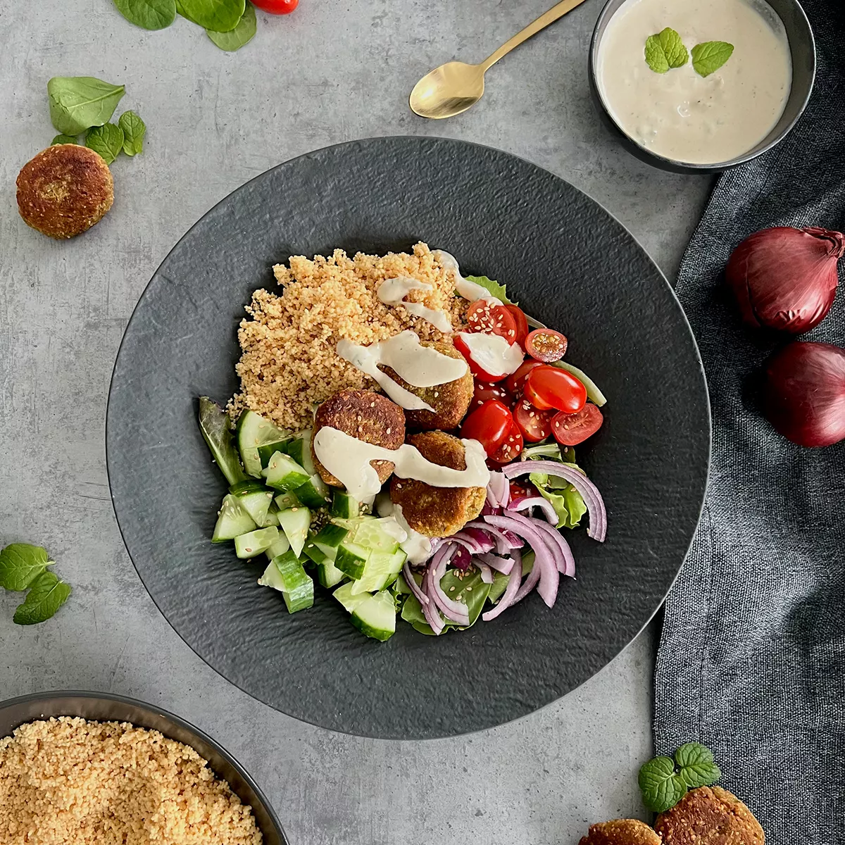 Falafel Bowl mit Couscous und Tahina Minz Dip 