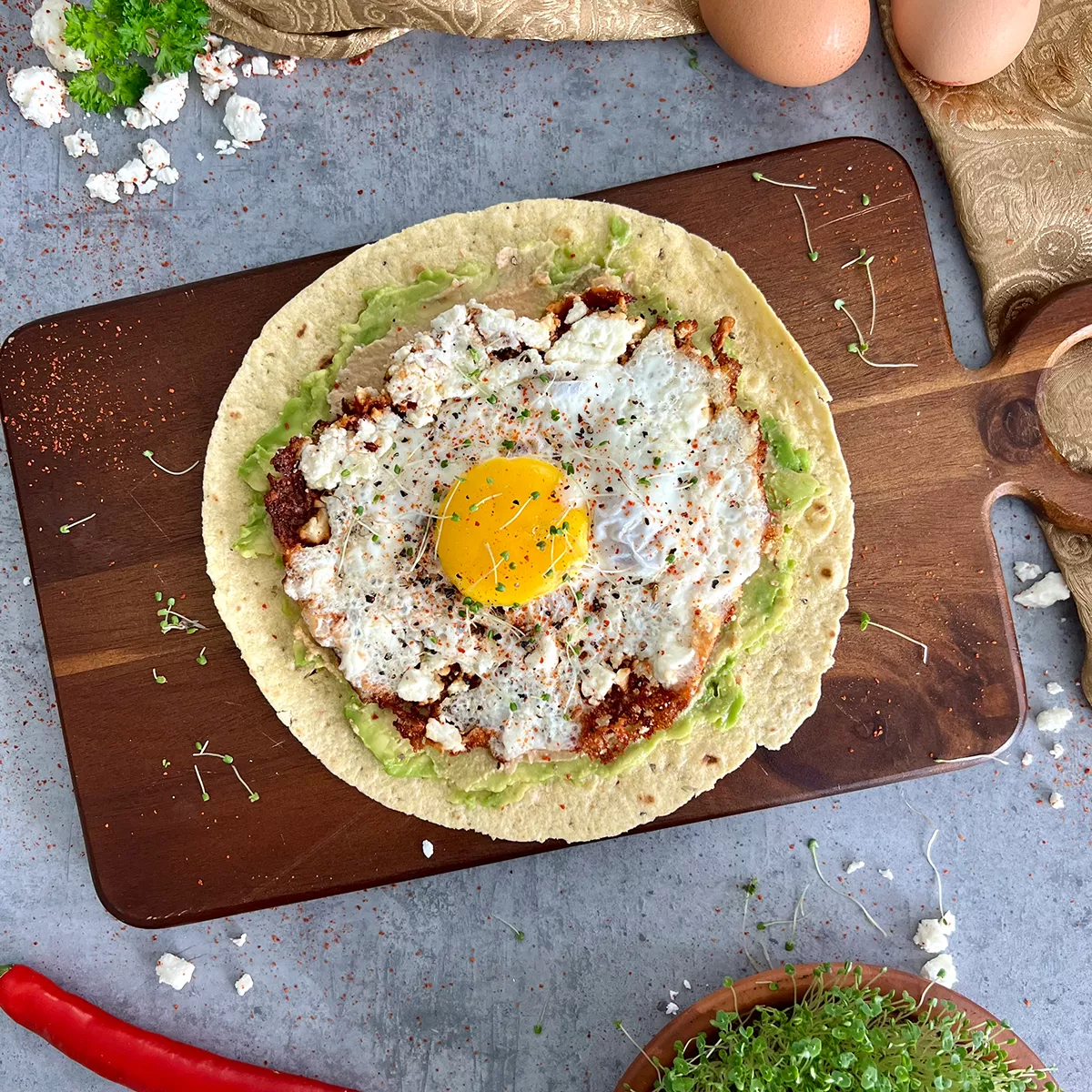 Feta Spiegelei auf Avocado Hummus-Harissa-Wrap