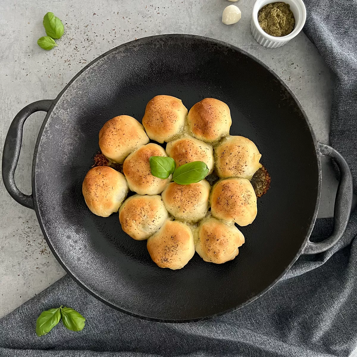 Gefüllte Pesto-Pizzabällchen