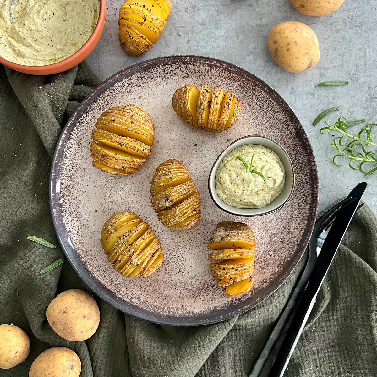 Hasselback Kartoffeln mit Pesto Joghurt Dip