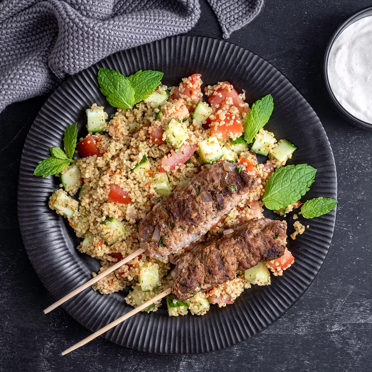 Köfte mit Tahin-Joghurt-Dip & Taboulé