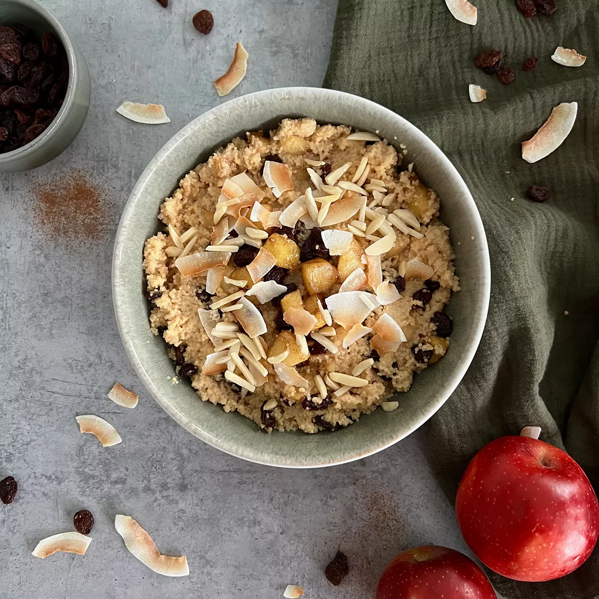 Kokos Couscous mit Apfel und Rosinen