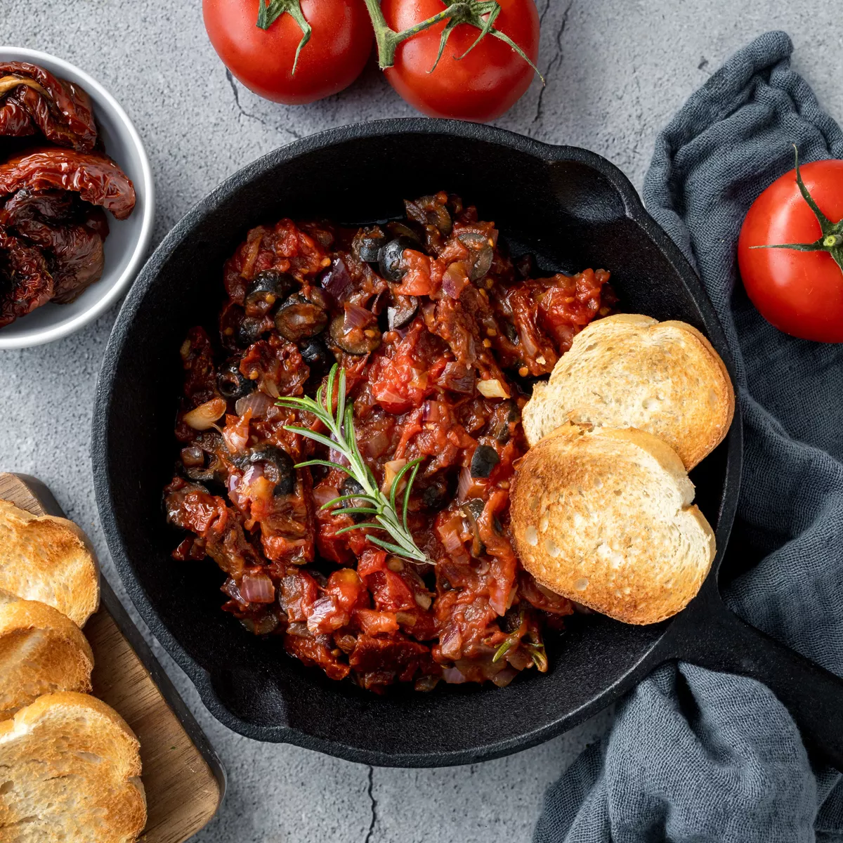 Mediterrane Tomaten-Oliven Pfanne