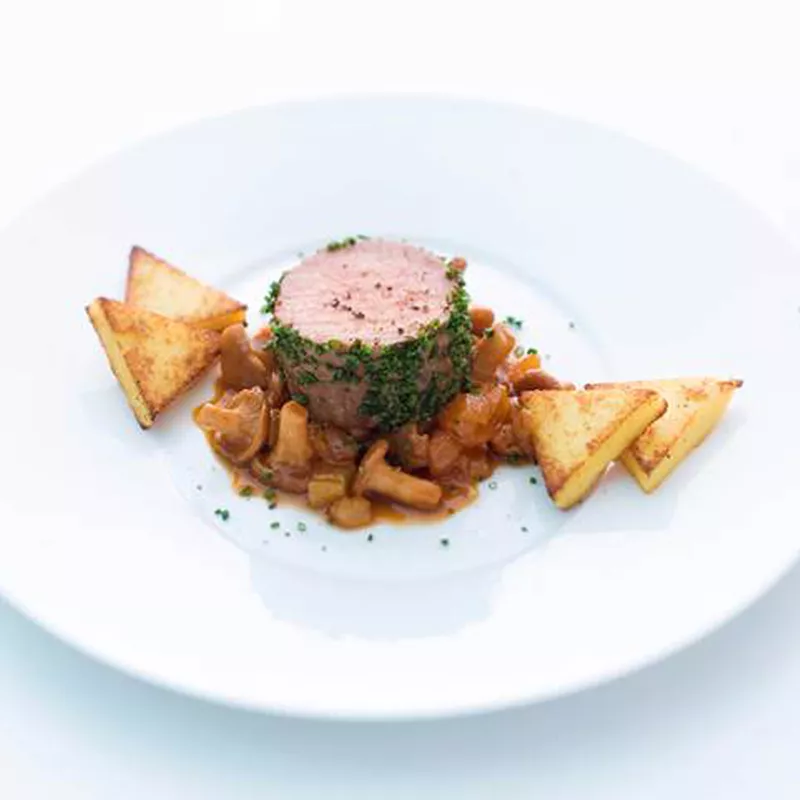 Rosa gegartes Kalbsfilet auf Pfifferlings-Aprikosen-Ragout mit gebratener Polenta