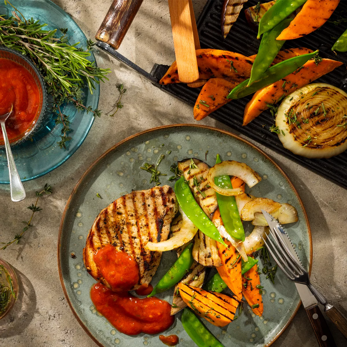 Schweinerückensteaks mit Grillgemüse und Tomaten Curry Sauce