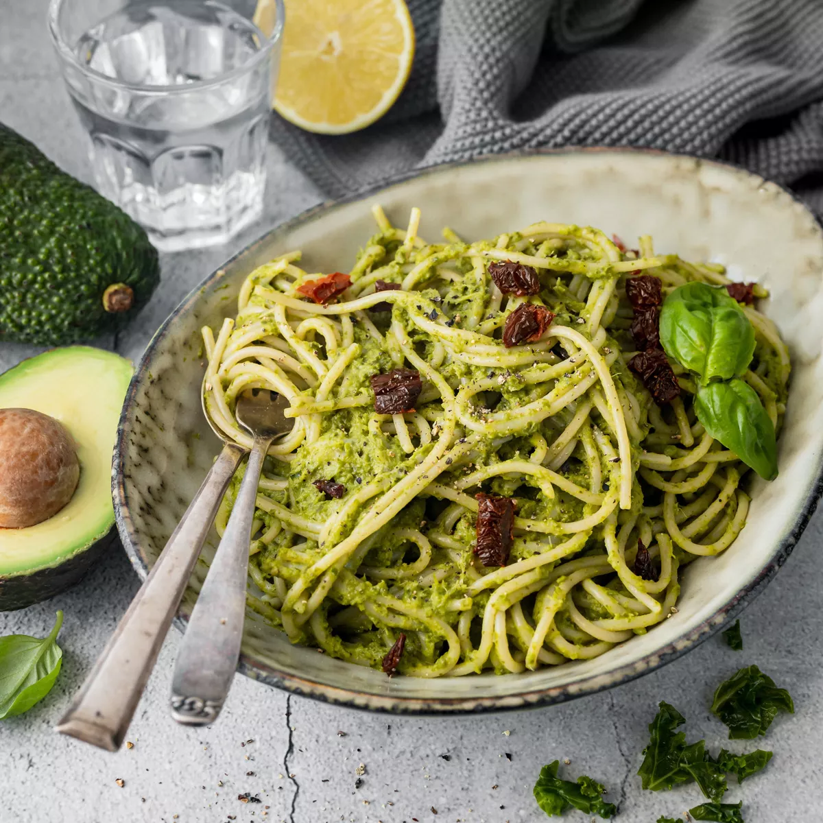 Spaghetti mit Grünkohl-Avocado Sauce