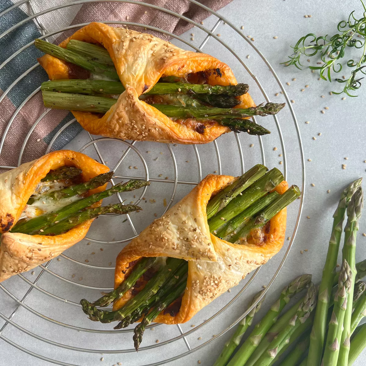 Spargeltaschen mit Pesto Rosso