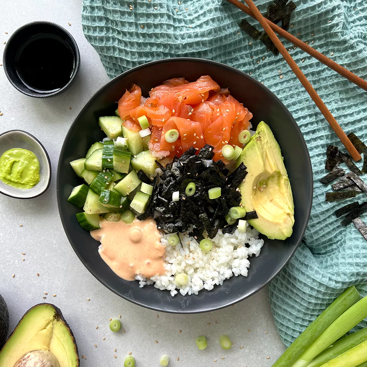 Sushi Bowl mit Räucherlachs