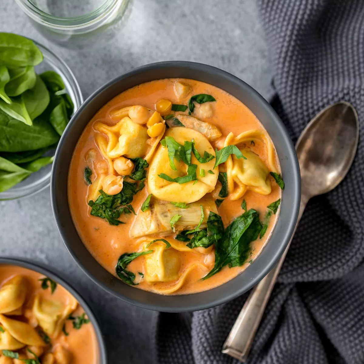 Tortellinisuppe mit Artischockenherzen