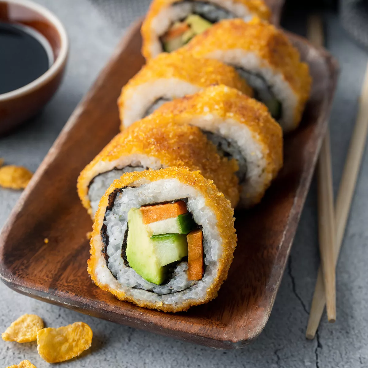 Vegane gebratene Sushirollen