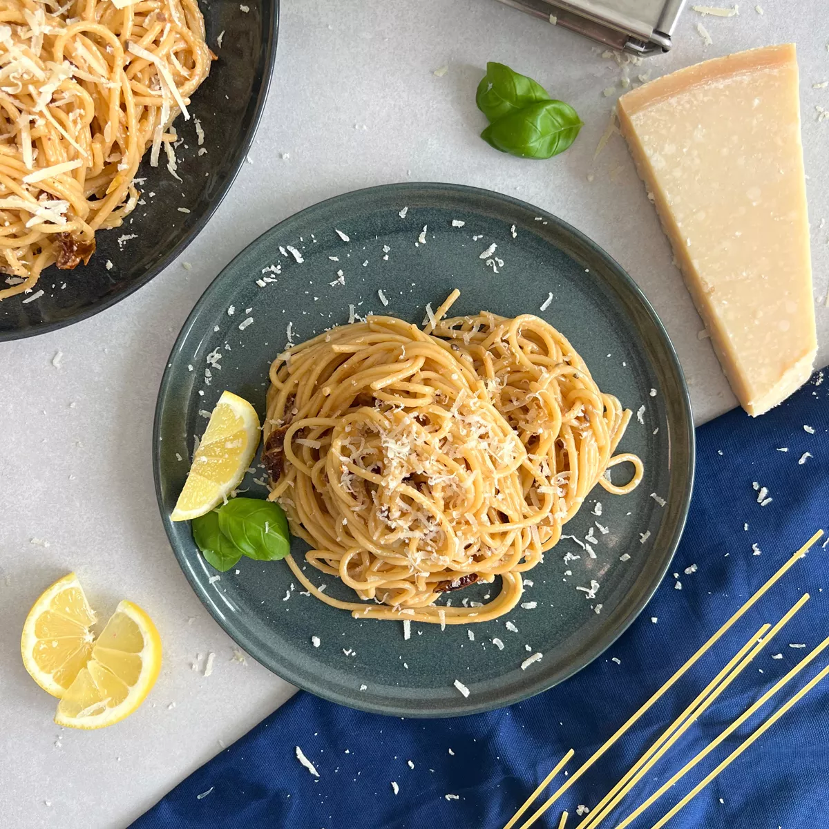 Zitronenpasta mit getrockneten Tomaten